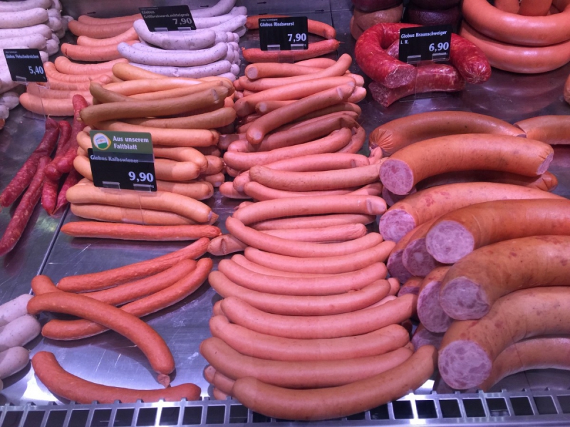 charcuterie-RIMPLAS-min_sausages_meat_butchery-1069321